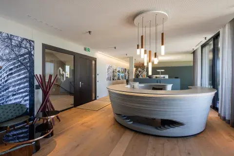 Ein Empfang der besonderen Art Ein Unikat aus 392 individuellen Teilen und 42 präzise aufeinander abgestimmten Schichten – kein Element gleicht dem anderen. Außen und innen sorgt eine dimmbare Beleuchtung für eine stimmungsvolle Atmosphäre und setzt den Empfang gekonnt in Szene.