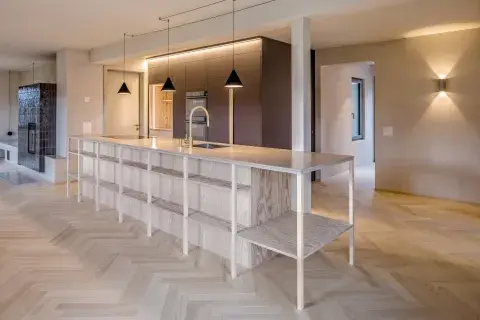 Küche in Kiefer furniert