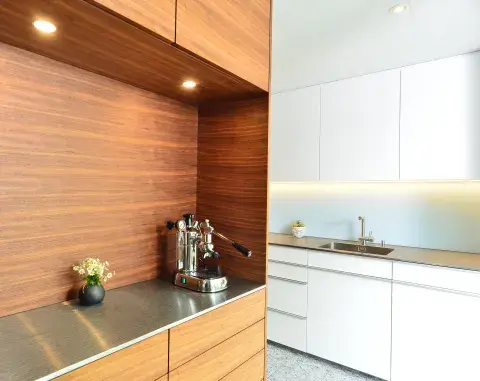 Küche in Nussbaum & Hochglanz Weiss