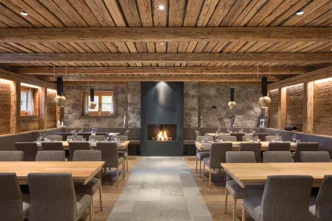 EG mit Steinwand, Altholzdecke, Wandverkleidungen und Beleuchtung