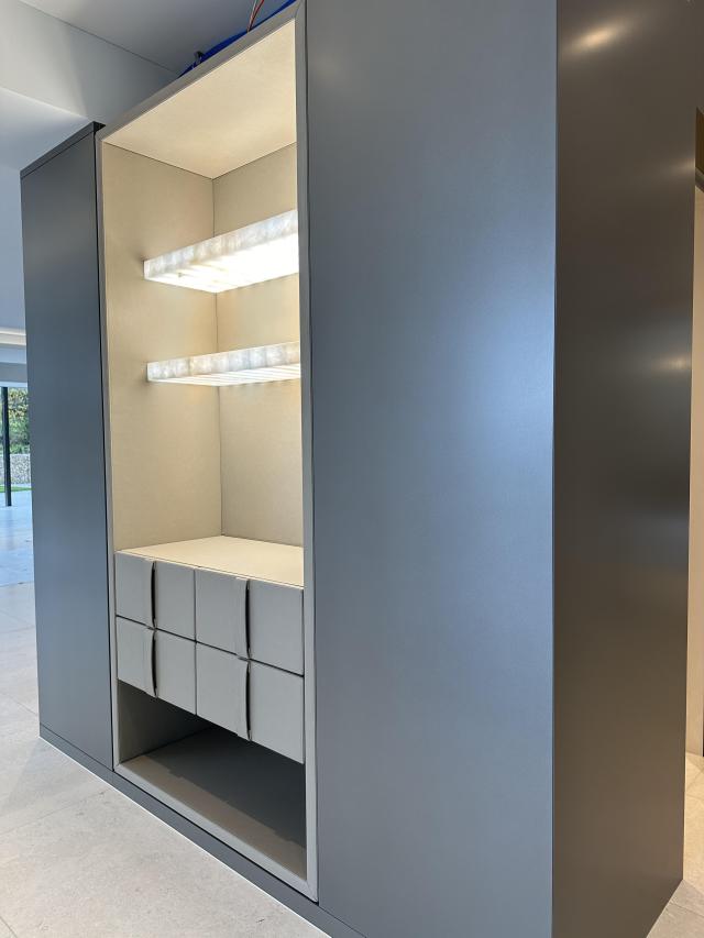 Einbauschrank mit Ledereinfassungen