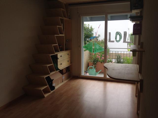 Übersicht über das Zimmer, links Treppe in Schlafbereich, rechts abklappbarer Schreibtisch