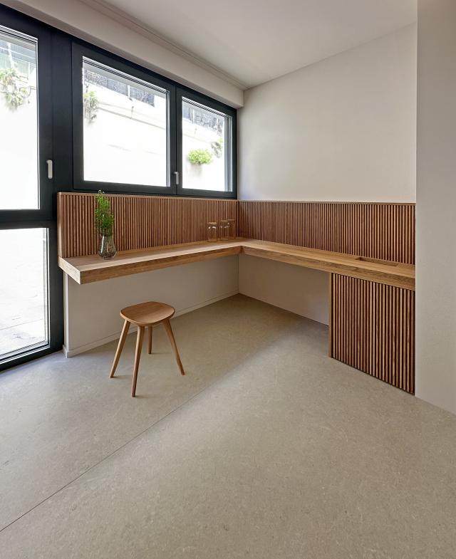 Maßgefertigter Holzschreibtisch