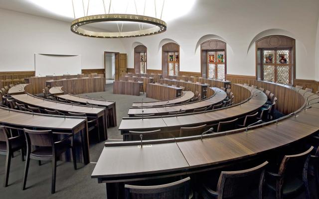 Oval angeordneten abgestuften Pulten in Massivholz