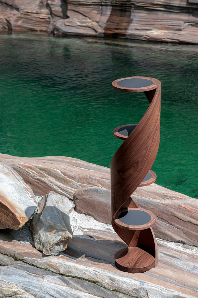 ARKAI – meraviglia e design  Una spirale perfetta, scolpita al di fuori di ogni schema. Arkai è il frutto di un progetto visionario, realizzato da Cattani. Un mobile unico immerso nel panorama da sogno della Valle Verzasca, tra le acque turchesi e il leggendario Ponte dei Salti: un’alchimia perfetta fra tradizione secolare e forme futuristiche.  Due icone. Due bellezze. Da ammirare, possedere, vivere.