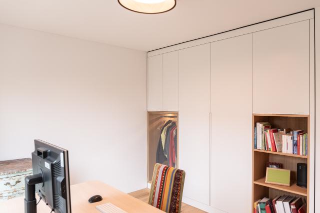 Garderobe mit Durchblick in weiss lackierten Schränken