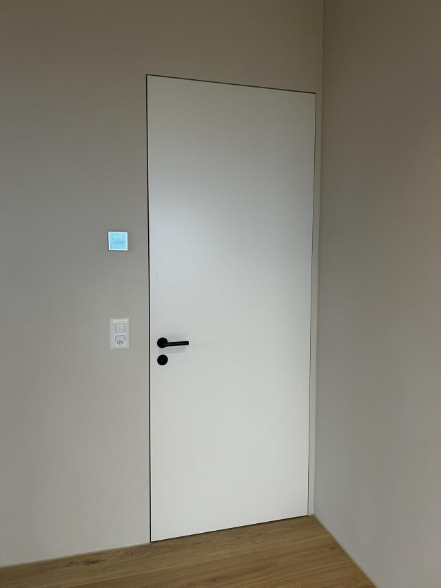 Holztür mit spiegelloser Alu-Zarge für wandbündigen Einbau