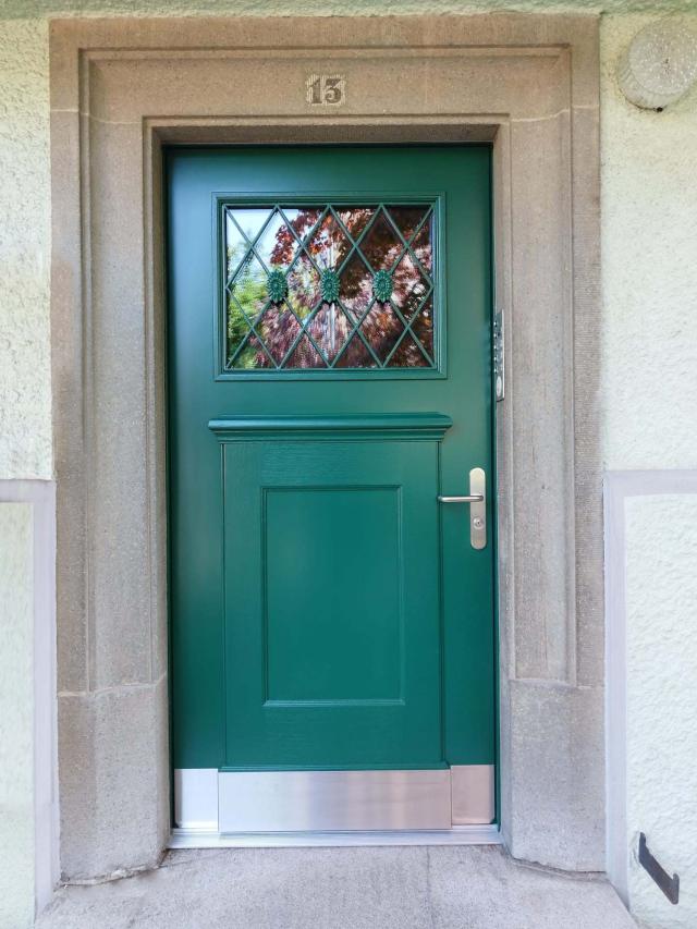 Neu angefertigte Türe übernommenes Design zu der bestehenden passend zum Haus.
