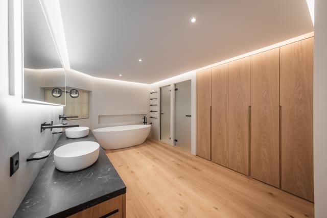 Schrank im Badezimmer 