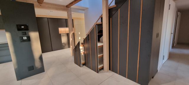 Auszüge unter Treppe