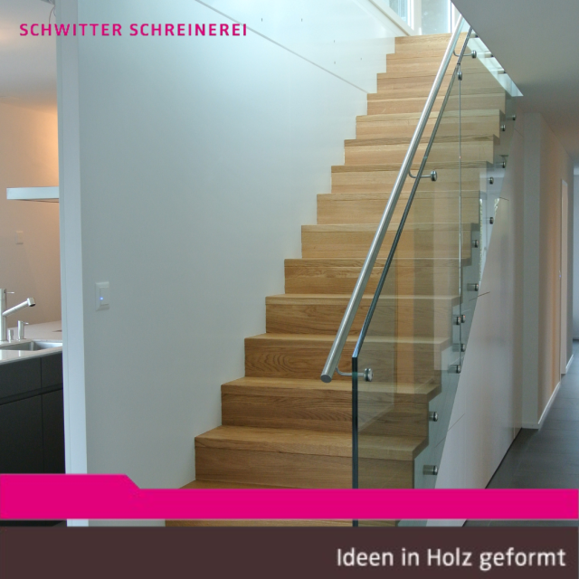 Glasgeländer Treppe mit Schränke darunter