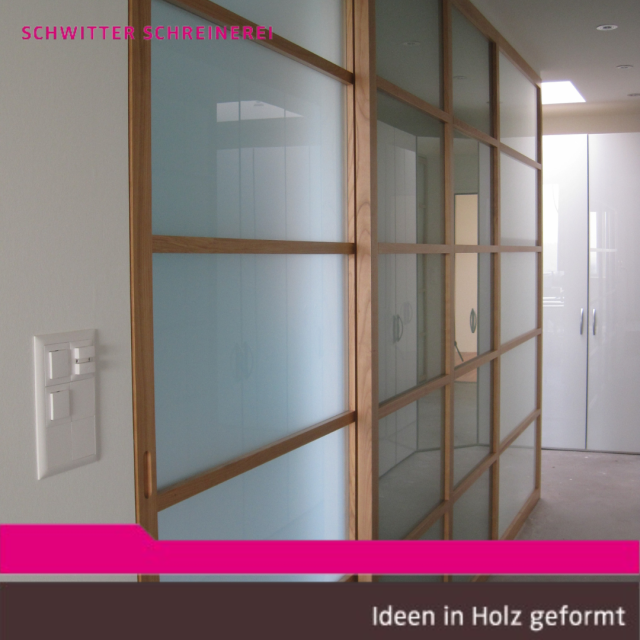 Schiebetüre mit Sprossen und Satinatoglas