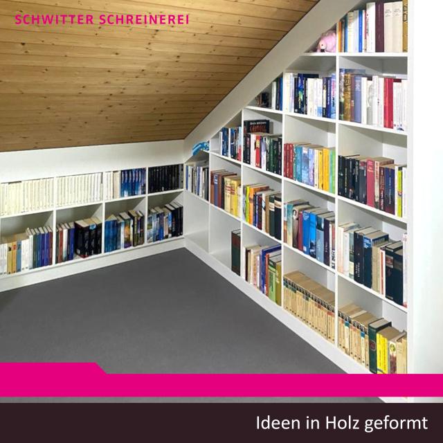 Bücherregal in Dachschräge