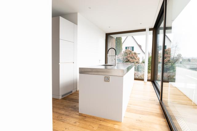 Kellenberger AG Oberentfelden - Grosszügige, weisse Küche mit Chromstahlabdeckung