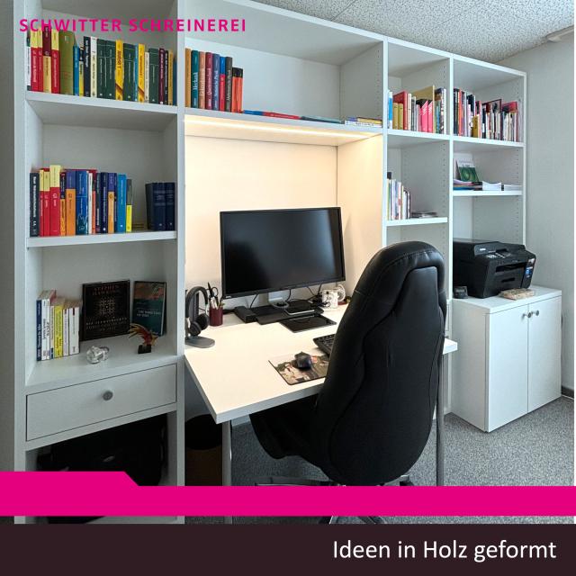 Bücherregal mit Arbeitsplatz