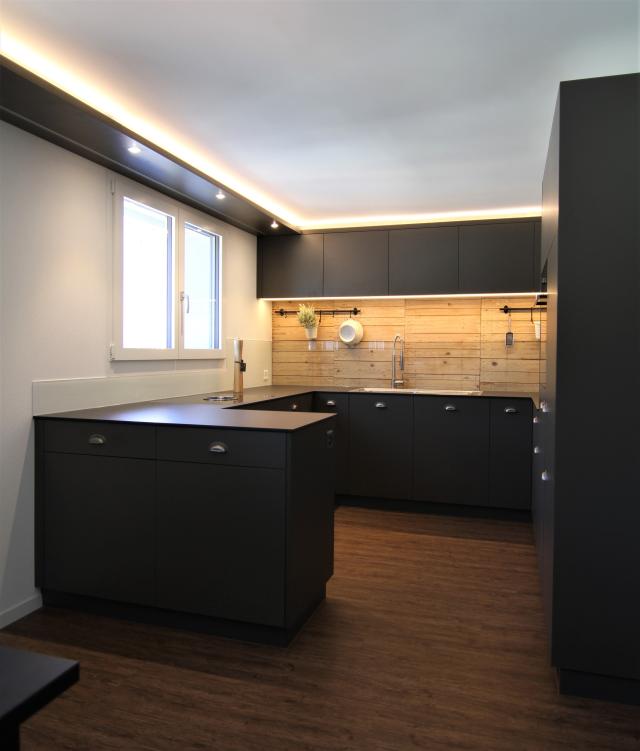 Küche mit Holzrückwand