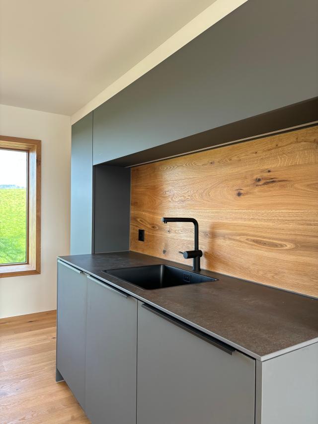 Teeküche mit Rückwand aus Parkett Eiche