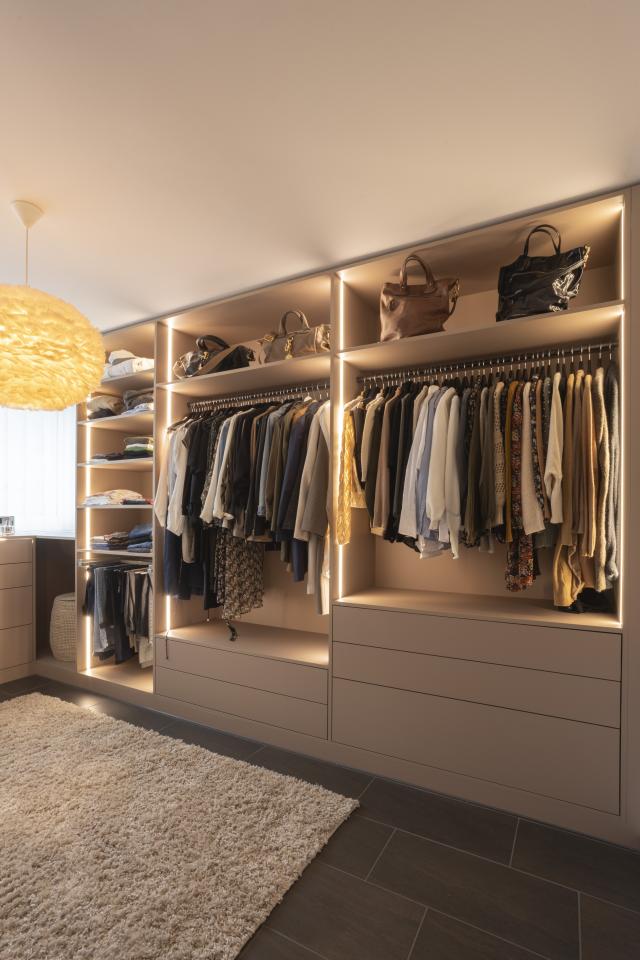 Kellenberger AG Oberentfelden - Neugestaltung Ankleidezimmer mit begehbarem Kleiderschrank in Erlinsbach