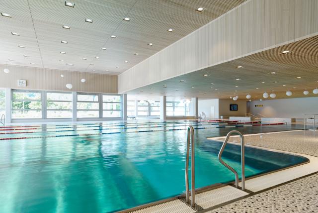 Holzleistendecken in der Linth Arena in Näfels. Realisiert durch Röösli Funktionsdecken.