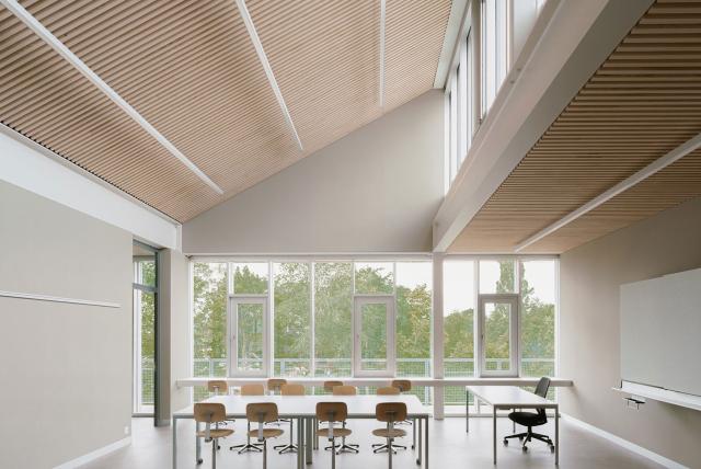 Holzdecken und Holzpaneele an der Sekundarschule Zirkusplatz in Sursee. Realisiert durch Röösli Funktionsdecken.