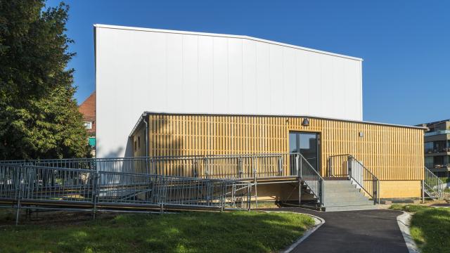 RUBA lieferte die Funktionsräume in Holzbauweise, inklusive Garderoben und Nebenräume