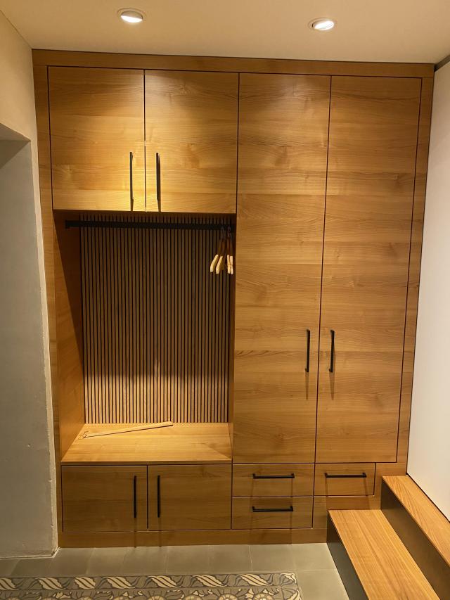 Garderobe in Fricktaler Kirschbaum furniert natur lackiert.
