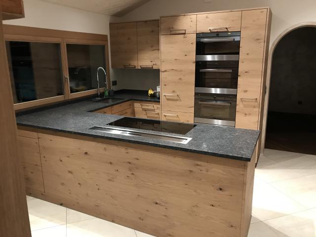 Kompletter Innenausbau in Gwatt. Hier zu sehen sind Küche, Boden, neuer runder Durchgang und Fenster