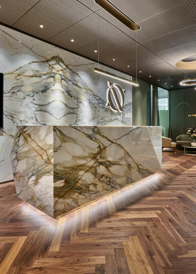 Korpulenter Tresen auf dem Holzboden