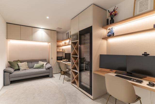 Genussvolles Homeoffice: Mit integriertem Weinregal und -kühler