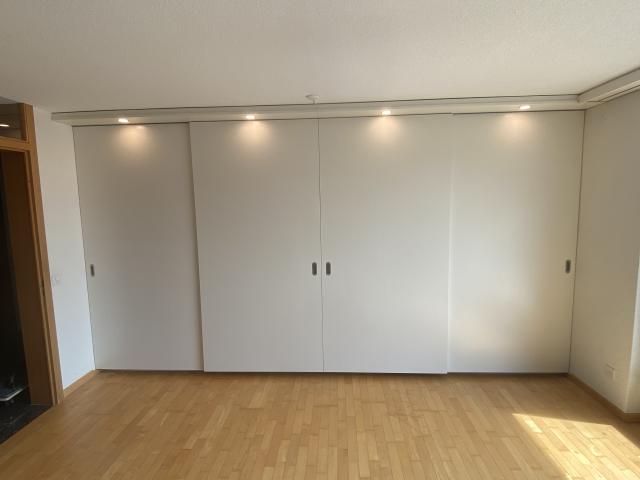 Schwebetürenschrank mit Beleuchtung, geschlossen