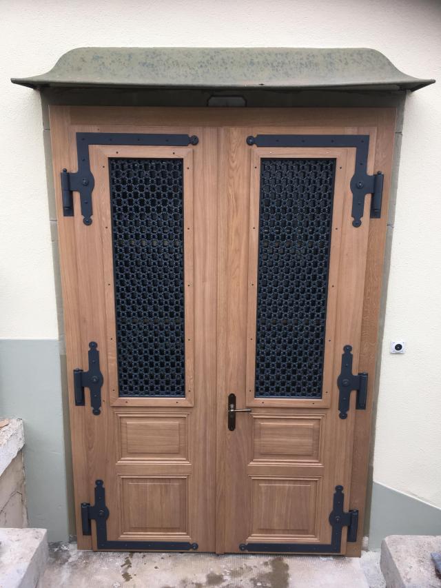 Antike Türe originalgetreu ersetzt mit alten Beschlägen. 