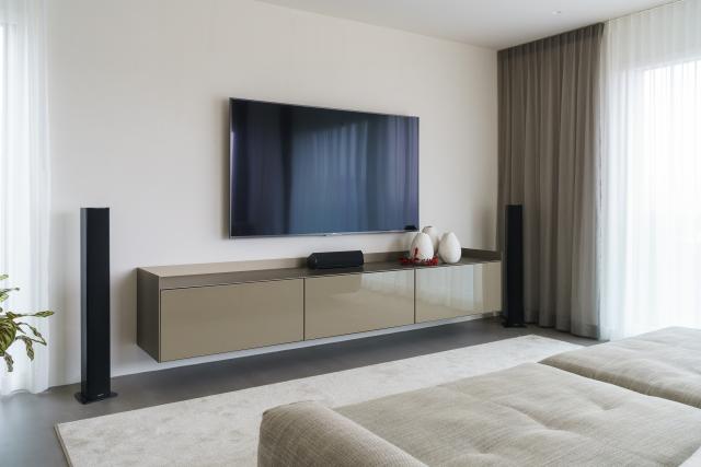 TV-Sideboard mit Aluminium Umrandung und Glasfronten