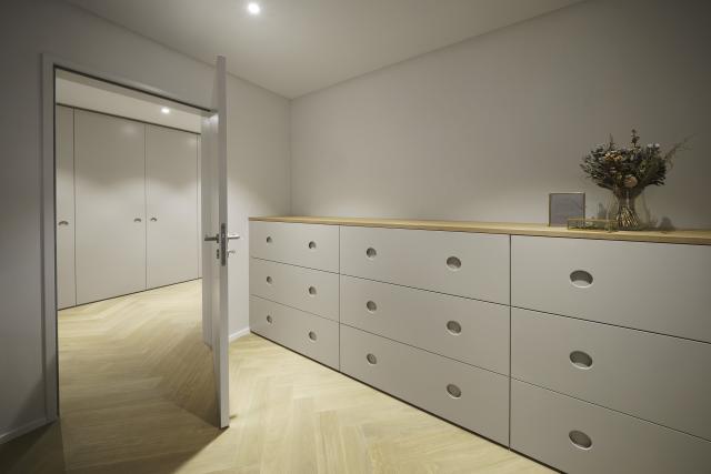 Kommode mit runden Grifffräsungen und Eichenholzablage