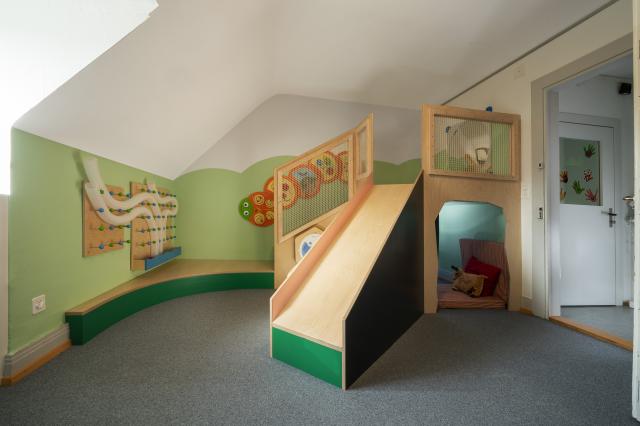 Konzeption und Ausführung für Wandgestaltung und Spielturm mit Rutsche und Höhle