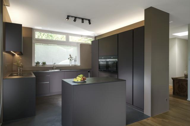 Einbauküche mit farblich passenden Griffmulden im dunklen Desing
