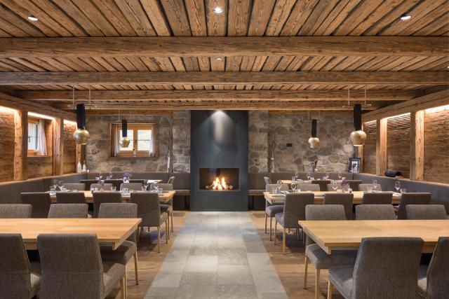 EG mit Steinwand, Altholzdecke, Wandverkleidungen und Beleuchtung