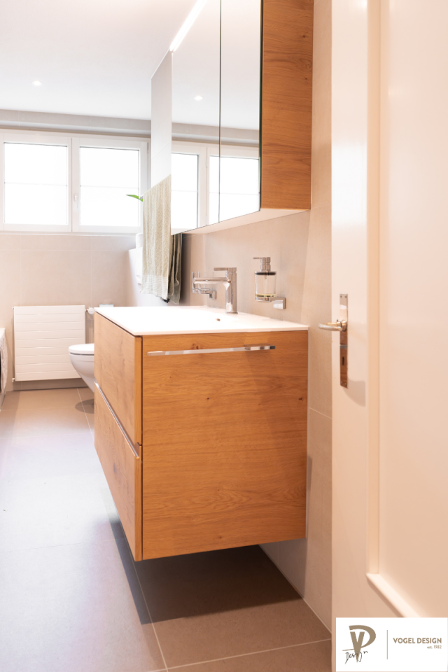 Helles Badezimmer mit Holzmöbel