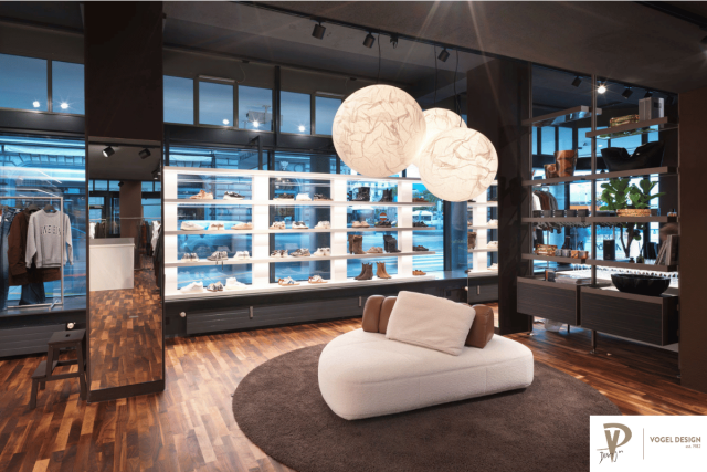 Kleiderladen mit grossem Kleiderregal