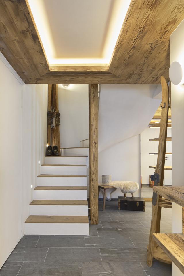 Deckenfriese in Altholz mit Beleuchtung